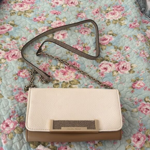 *Ivanka Trump* Classic Tan & Beige Cream Crossbody Handbag Purse EUC Gold Chain - Picture 2 of 7